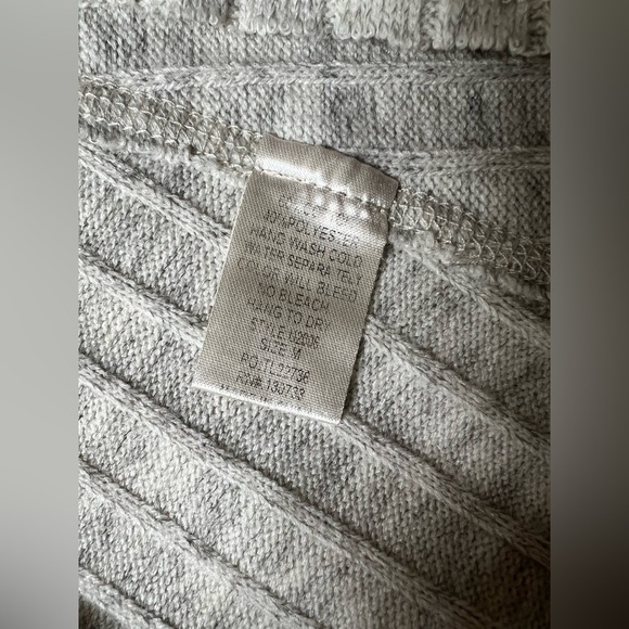 UMGEE Light gray ribbed cold shoulder knit top‎ size M - Picture 13 of 15